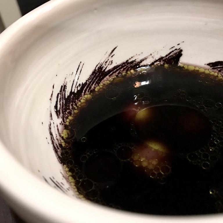 Favenette, rucola, olive. Un brodo torbido, un'ennesima forte sollecitazione palatale. Sulle prime prevale l'amaro e il salato, quasi sgradevoli, poi emerge le note aromatiche in successione, si sente la rucola, l'oliva...