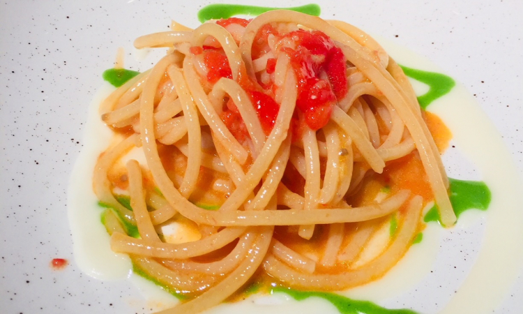 Spaghetti agli scampi, zenzero e pomodoro fresco, con salsa di cavolo cappuccio
