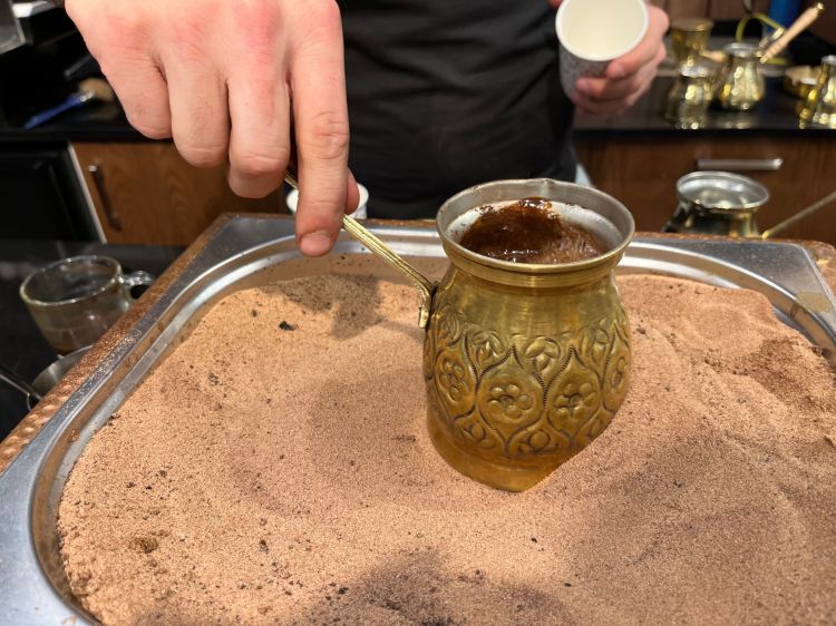 Caffè arabo scaldato sulla sabbia - Foto AC
