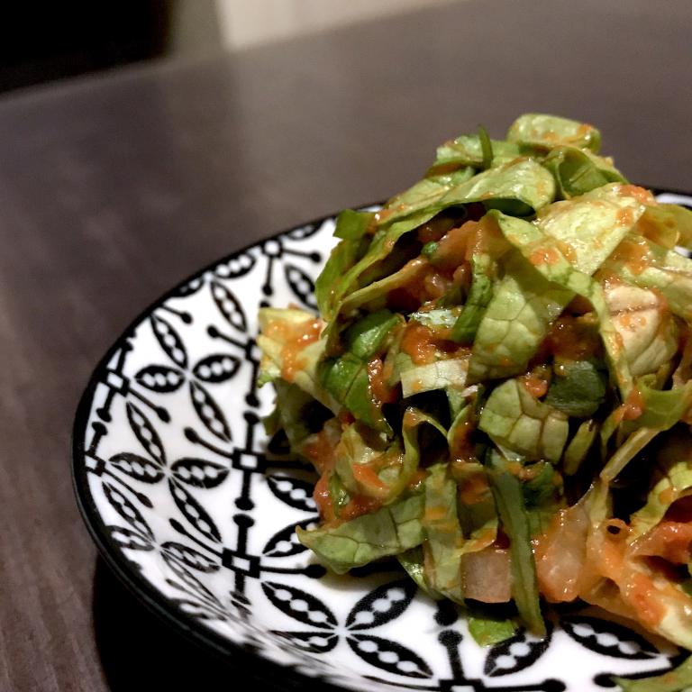 Nuovo stop, in vista della terza e ultima parte salata del menu: Insalata di lattuga e pasta di pomodoro fermentato