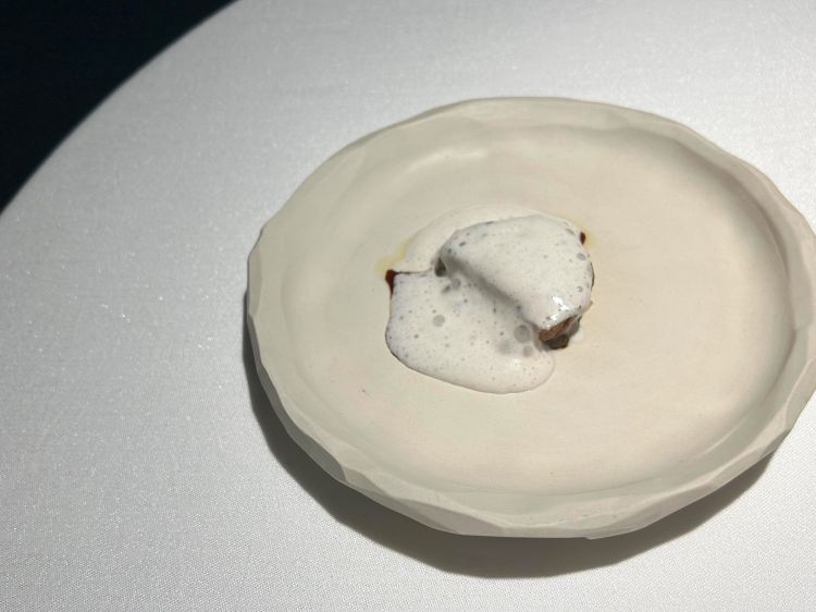 Animella, canocchia: animella cotta in padella al burro, purea di limone fermentato e salato, trito di prezzemolo, salsa e spuma di canocchie