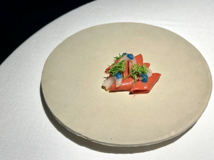 Pennone, fragola, gambero, rucola. Le fragole vengono distillate in pentola a pressione, l’acqua evapora e viene recuperata, ridotta, vi si cuoce il pennone che poi viene servito freddo con gamberi gobbetti a crudo, uova di gobbetti e rucola