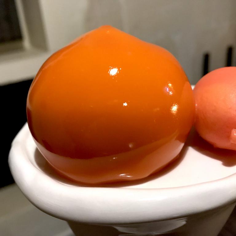 Arancia rossa al San Marzano. Proprio alla fine l'unico piatto che ci ha un po' deluso: mousse di latte e amaro San Marzano, il tutto laccato con glassa di arancia rossa, a parte il sorbetto della stessa arancia e una cialda al miele. Porzione eccessiva e dal gusto abbastanza monocorde
