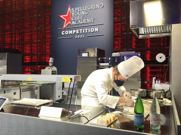 Lo chef Alessandro Bergamo, finalista italiano, al lavoro in cucina