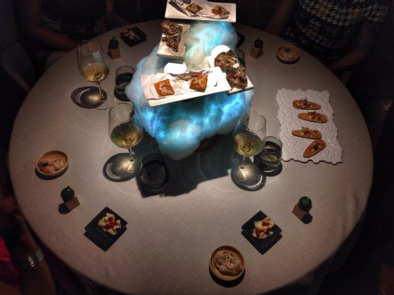 The centrepiece is a luminous cloud, on which some amuse bouches are placed