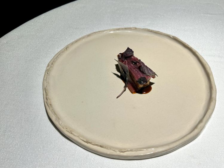 Ventresca di tonno, melanzana, ossia la ventresca di tonno come fosse un wagyu: il tonno viene scottato, melanzana in carpione fredda, basilico viola, jus caldo di melanzana tostata con miso di ceci, fermentato 5-6 mesi. Diverse temperature e consistenze