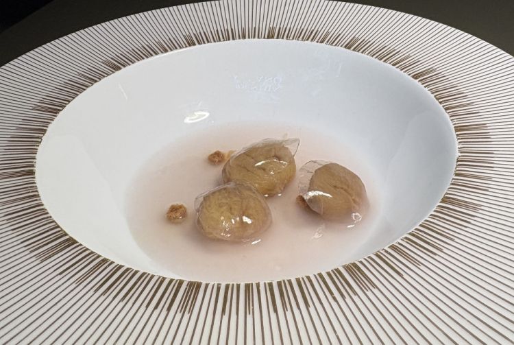 Castagna, Bottarga e Prosciutto
Un piatto complesso, ma anche sottile e trasparente, in cui la castagna affumicata dialoga con la bottarga di tonno e il prosciutto crudo. L'elemento liquido, quasi acquoso, rappresenta una sfida alla tradizione del fondo tirato
