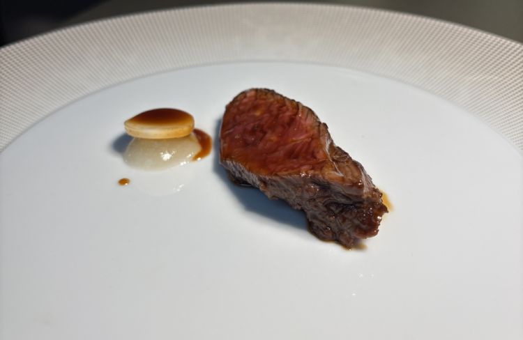 Capra e cocco
Il fondo di capra ristretto con cocco fresco tostato crea comfort, mentre la senape disturba e la mela verde bilancia. La sfida è far apprezzare con una cottura molto immediata una carne tenace, poco comune nei menu dei ristoranti
