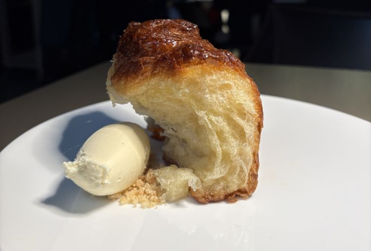 Torta di Rose e Gelato alla Vaniglia
Il celebre e golosissimo dolce del menu Riflesso, ormai simbolo di Contraste, ha chiuso con affettuosa contraddizione un percorso di rottura. Un finale che tutti continuano a chiedere, in cui la memoria del gusto e il comfort della tradizione accarezzano il palato dopo un viaggio negli abbinamenti più audaci
