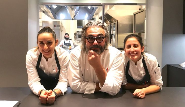 Lo chef bistellato Philippe Leveillé con Arianna Gatti e Martina Spera all'hub di Identità Golose Milano