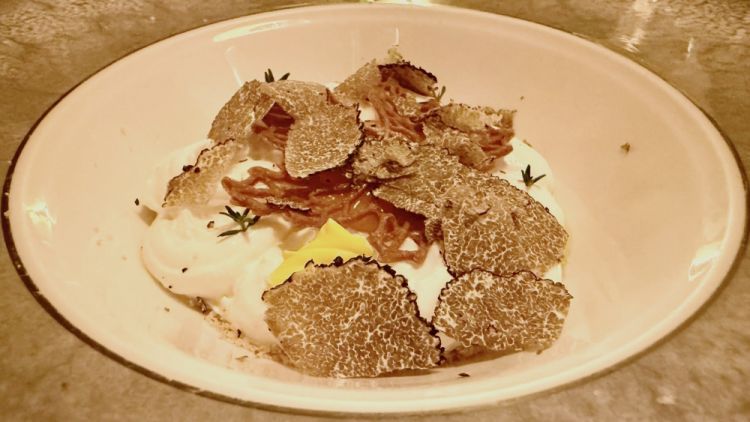 Uovo scomposto e ricomposto: tuorlo liquido, spuma di albumi, fonduta di pecorino delle Balze Volterrane, germogli, crumble di pancetta e tartufo fresco
