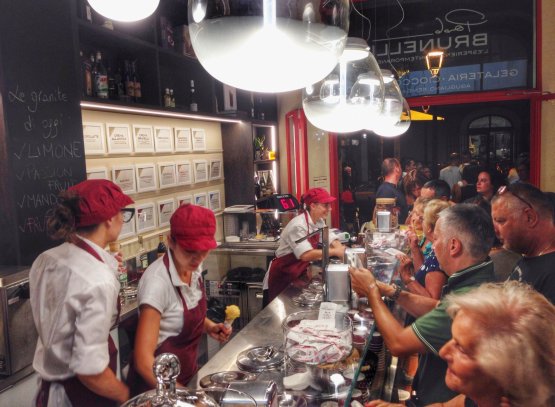 Fin dal primo giorno in via Carducci si è formata una nutrita fila di clienti che aspettano di arrivare al bancone