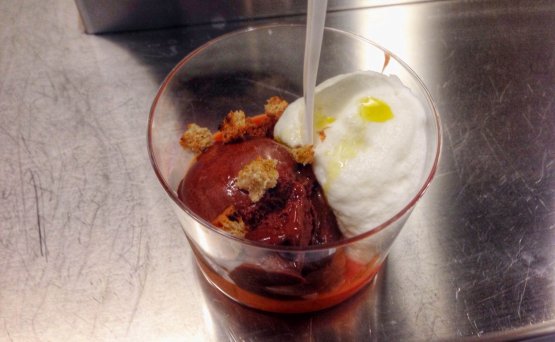 Gazpacho, sorbetto al cioccolato, spuma di burrata, pane raffermo e olio extravergine di oliva