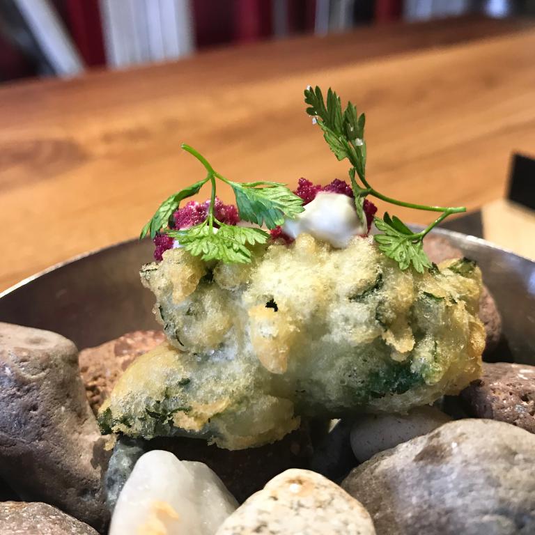Scampo fritto in lattuga di mare e maionese di cavlolfiore