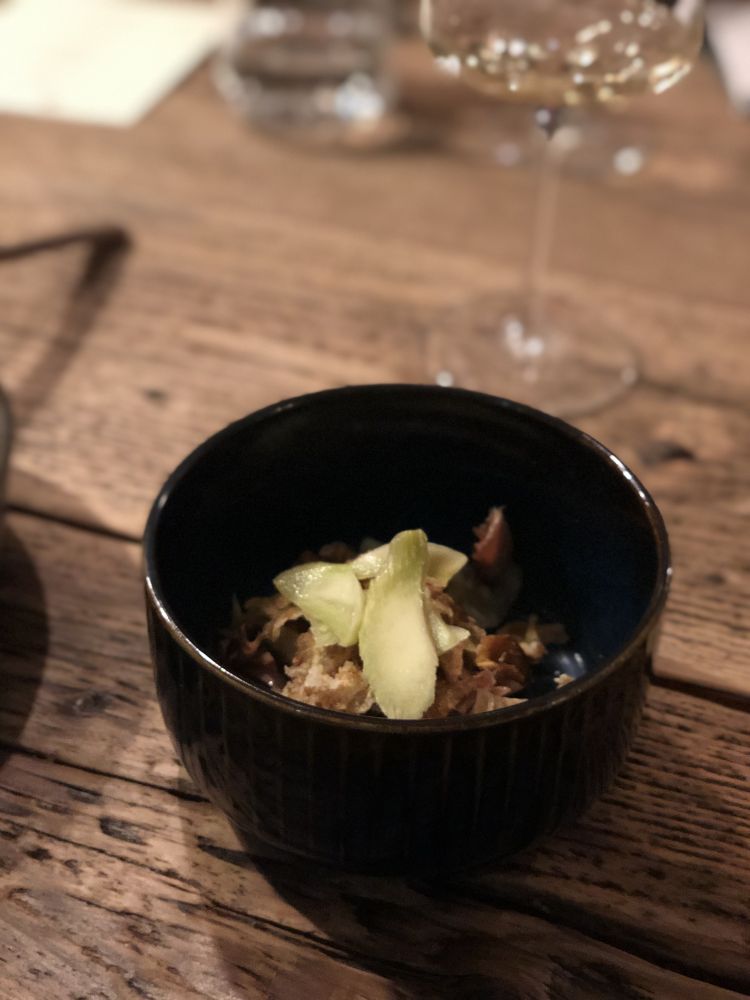 Carciofo, miso e vaniglia - il carciofo viene utilizzato per intero, quindi, il cuore viene cotto e passato leggermente al brace, poi condito con sale e pepe; le foglie più esterne, fritte, apportano una nota croccante, mentre quelle che si avvicinano al cuore, vengono tagliate in lunghezza e marinate: la parte fresca del boccone. Si termina con del miso che schiude la parte umami del piatto, poi vaniglia e una classica beurre blanc