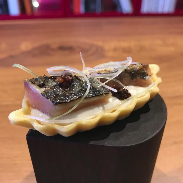 Tartelletta con sgombro, tofu, colatura di alici e cipollotto