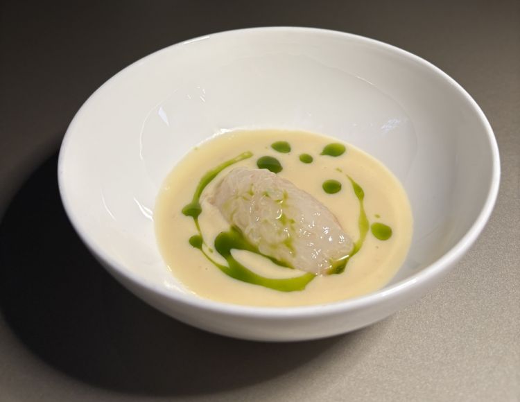 Il compito di aprire la serata è stato affidato all'executive chef dell'Hub, Edoardo Traverso, con uno dei suoi signature dish: Pigna, scampo, alloro - crema di fagioli pigna, scampo crudo e polvere di alloro 
