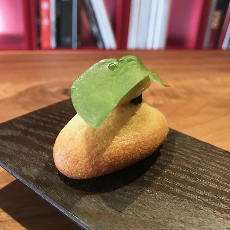 Madeleine salata con banane arrosto e foglia ostrica