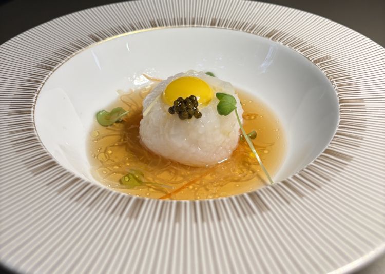 Un piatto simbolo molto importante per la storia di Iyo: Ika Somen - crudo di calamaro sfrangiato, uovo di quaglia, caviale, verdure croccanti e salsa soba dashi
