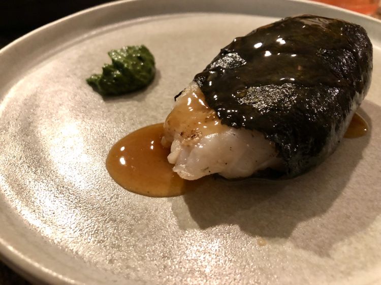 Razza, alga nori rucola - la razza resta succosa, umida; è un pesce utilizzato molto poco e con questo piatto si affaccia sull'Oriente. Viene, infatti, avvolto nell'alga e condito con una citronette a base di aceto di riso, limone e mirin. Il pesto di rucola vuole invece donare al boccone - si consiglia di mangiare tutto insieme - una nota vegetale amara