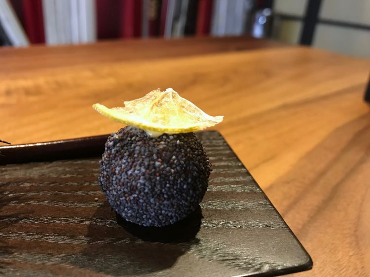 Pralina di parmigiano, spuma e semi di papavero, limone
