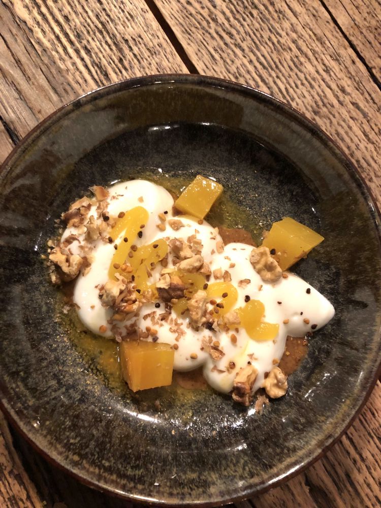 Mousse di capra, rapa marinata, polline e noci - un dessert che rappresenta in pieno l'idea di pasticceria di Silvia. La rapa viene cotta al forno in carta stagnola, condita con sale, olio e pepe; in cima, una mousse a base di formaggio e latte di capra, molto intensa nel gusto, i sentori ovini esplodono, mentre alla base un gel di rapa rinfresca e la pasta di noci apporta sottili sfumature amarognole. A chiudere il polline, dolce-acidulo insieme