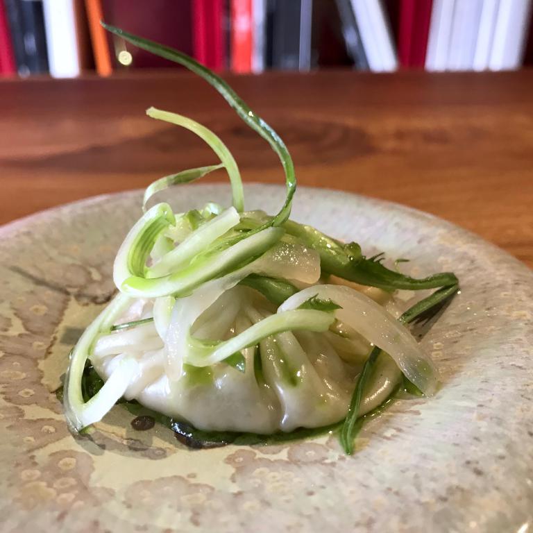 Baozi con storione, crema di cavolfiore, cipolla in agrodolce, puntarelle