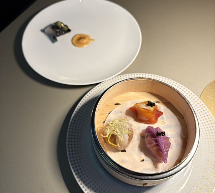 Una selezione dei Dim sum del ristorante Ba, di mare e non solo: alla barbabietola rossa e capesante - al cavolo viola e astice - al salmone e wasabi - all'anatra piccante

