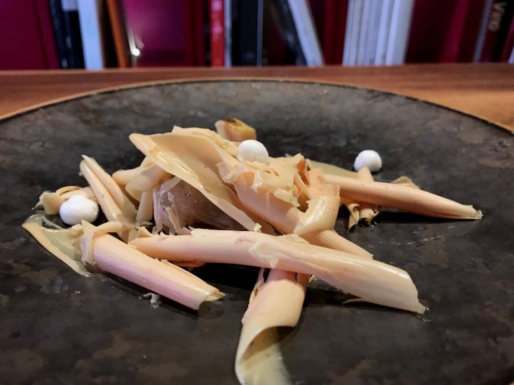 “Il viaggio”. Ricciola e foie gras, ossia un crossover tra Oriente e Occidente. Ricciola marinata al miso, foie gras tagliato come fosse un tartufo, la nota italiana è data dalla mela cotogna, come meringa ma anche in cubetti piastrati. Grandissimo piatto, che sarebbe eccelso se solo il foie gras non fosse molto freddo (inevitabilmente, per poterlo tagliare con l'affettatartufi)