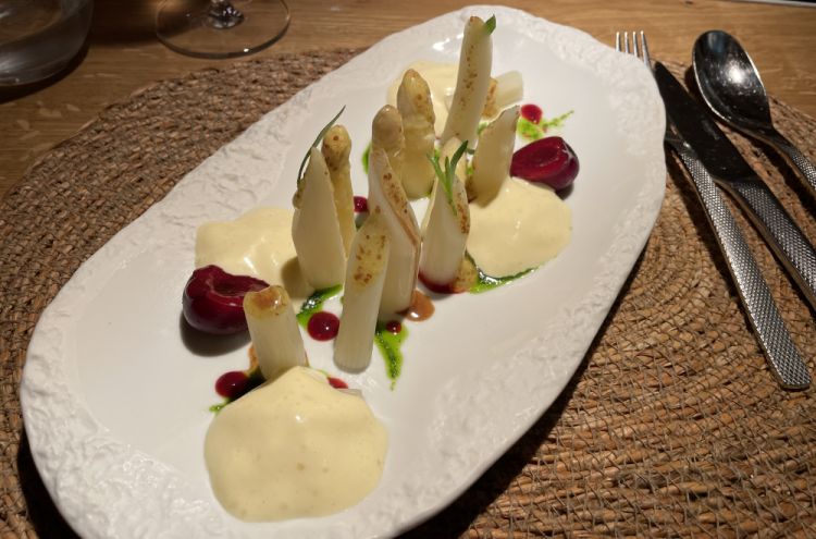White asparagus with warm mayonnaise, mustard and cherries
