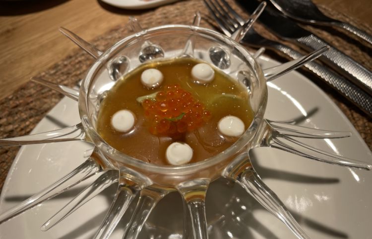Crab with avocado and trout roe: it is called “comfortable” because the crab is completely cleaned, then emulsified with a light mayonnaise and served with a creamy avocado, lime and ginger, a ponzu sauce and some yoghurt sauce
