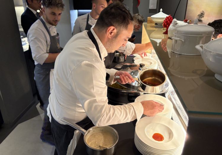 Guglielmo Paolucci, chef di Gong, al pass per il suo Raviolo Proibito
