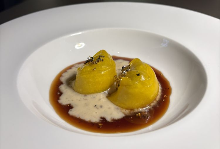 Una nuova versione del Raviolo Proibito, piatto simbolo di Gong. Carlo Passera l'ha raccontata in questo articolo
