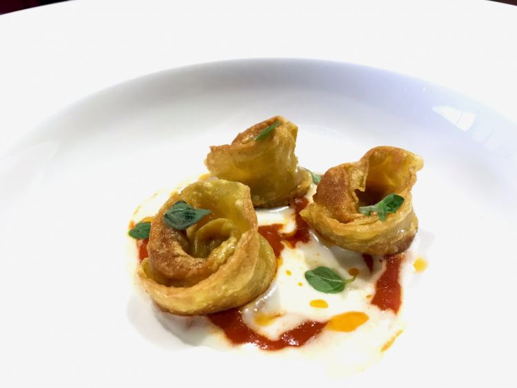 “Profumo di ricordi”. Il tortello, il piennolo e il bitter. Quando si riscaldava la pasta: tortelli ripassati in padella ripieni di carne di maiale affumicata, crema di caciocavallo di Ciminà, pomodoro del Piennolo, bitter di origano (base alcolica, zucchero, spezie e origano). Comfort food
