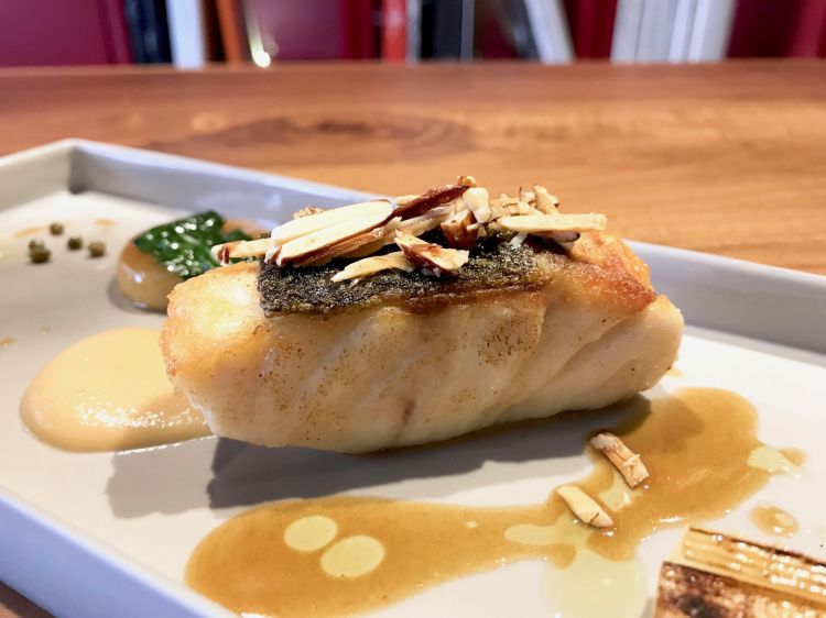 Branzino in padella, mandorle, crema di cavolfiore, pere nashi, sambuco e radici. Molto buono