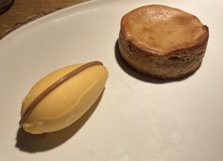 Hazelnut coulisant with apricot sorbet: in its simplicity, an unforgettable dessert
