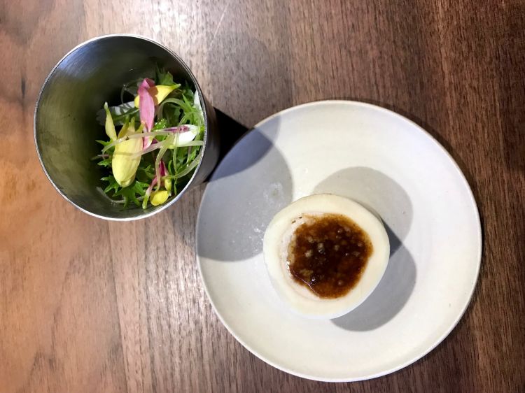 Ossobuco, crema e latte. A parte, un'insalatina di erbe di campo, in cui la crema di sesamo nero apporta fin troppa grassezza