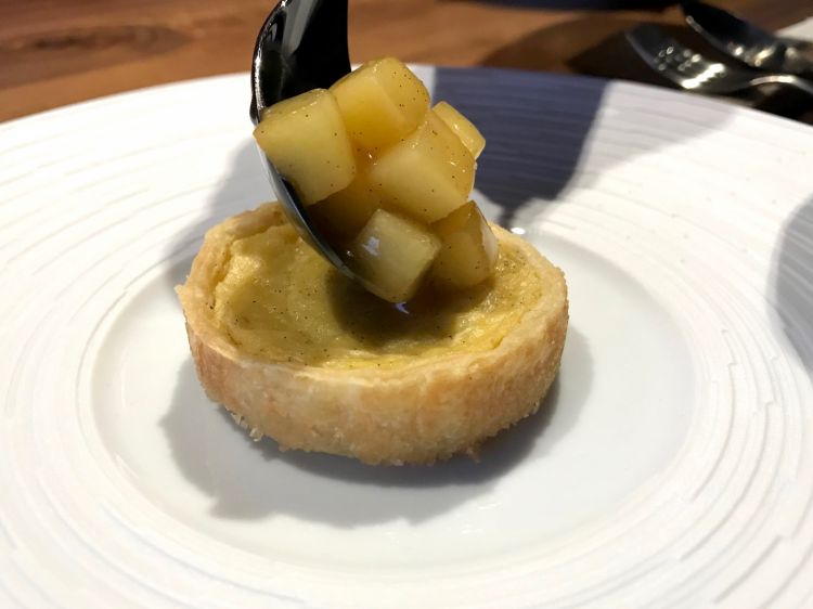 Flan alla vaniglia, dadolata di mela Golden, il tutto accompagnato con un sidro di mele maison. Grande dolce di piacevole semplicità ma elegantissime note aromatiche
