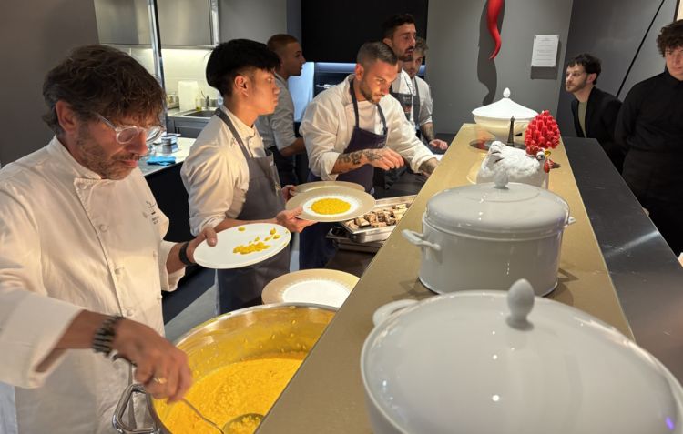 ...e impiatta il suo risotto
