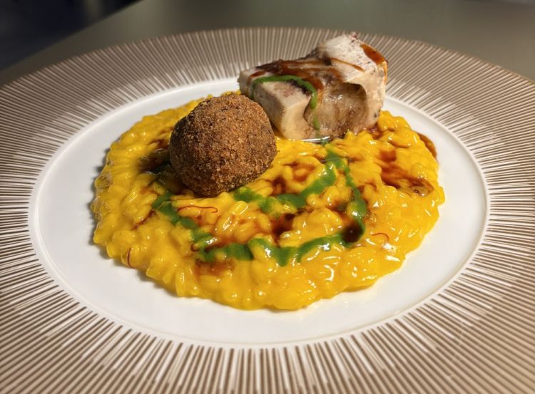 Il maestoso Risotto alla vecchia Milano di Cesare Battisti (con anche l'aggiunta golosa di uno degli inconfondibili Mondeghili del Ratanà)
