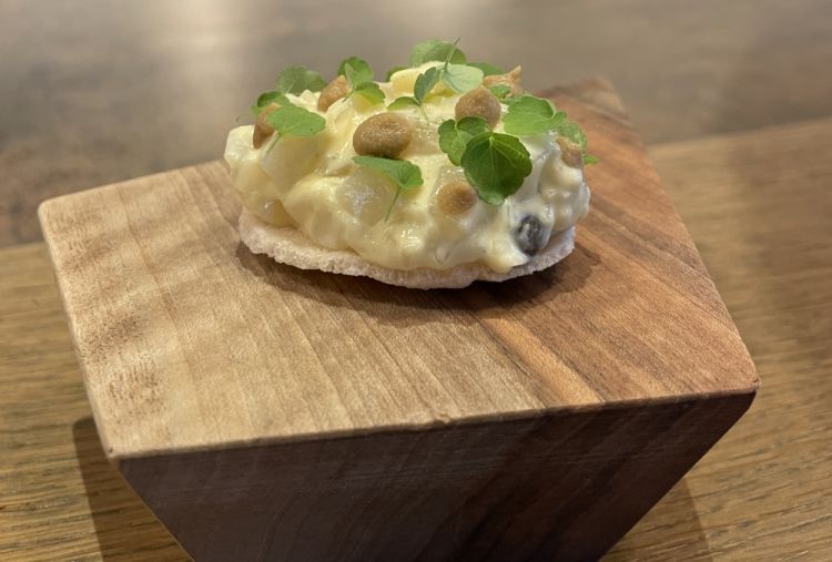 Tartare di seppia con salsa tartara e croccante di seppia
