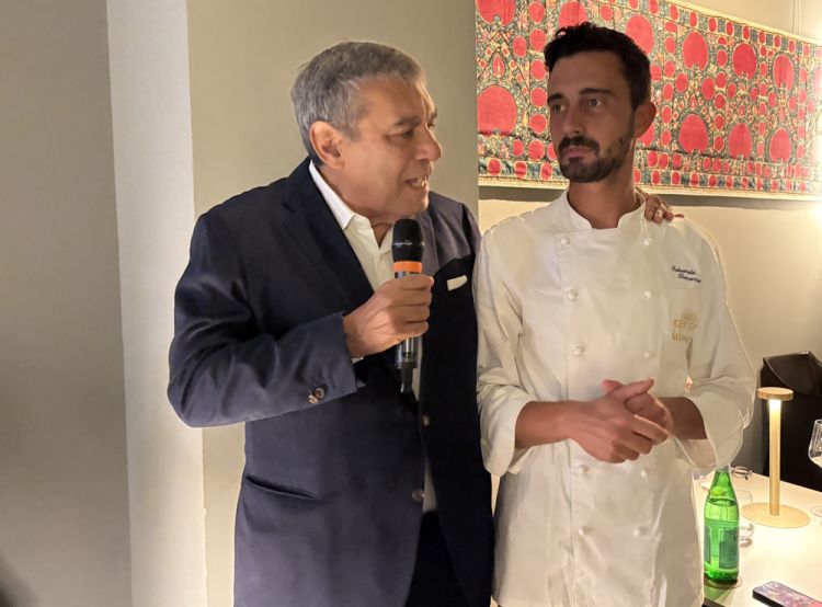 Un ringraziamento molto importante, durante la serata, è stato quello riservato all'executive chef di Identità Golose Milano, Edoardo Traverso. A cui si deve la proposta di alta cucina italiana che viene servita quotidianamente nell'Hub, oltre all'indispensabile coordinamento della cucina durante le serate con gli chef ospiti
