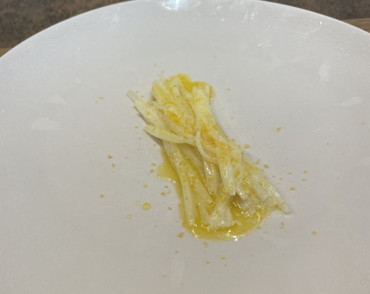 Asparago bianco cotto al microonde, con salsa olandese al burro di kefir
