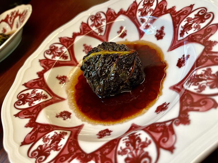 Il nostro "pre-pasta": Capunet con verza, maiale e riduzione di vino rosso. Bussola tarata sulla tradizione lombarda. Si può anche iniziare con Pane, burro e acciughe; Vitello tonnato o il Culatello di Spigaroli