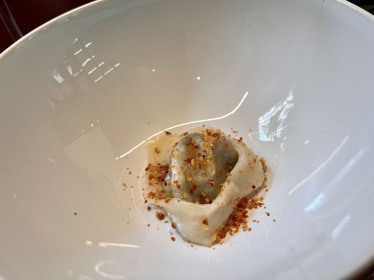Pasta #2: Cappellacci ripieni di catalogna saltata in padella con aglio e peperoncino, pecorino e pane croccante. Nell’impasto non c’è uovo: solo acqua e farina