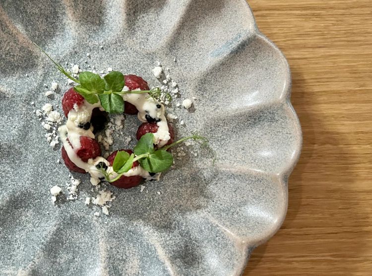 Vitello tonnato come fosse una tartare: tartare di fassona, salsa tonnata, caviale di tartufo, mandorle, polvere di evo