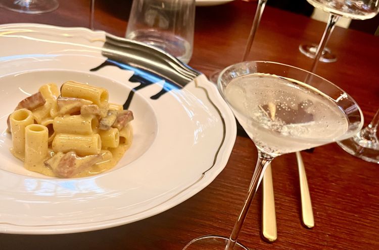 Alla fine del menu, la strepitosa Carbonara di Arianna Consiglio con il suo cocktail pairing. Chi ne ha ancora può chiudere con un magnifico Bettelmatt, un Tiramisu o una Torta di mele