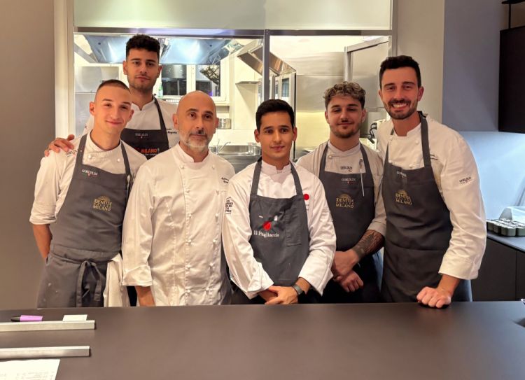 Anthony Genovese con la brigata di cucina di Identità Golose Milano, guidata da Edoardo Traverso