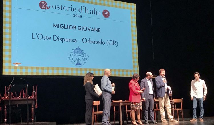 Tra i premi presentati dal palco del Teatro Piccolo Strehler, quello al miglior giovane è andato a Stefano Sorci, patron dell'Oste Dispensa di Orbetello (Grosseto)
