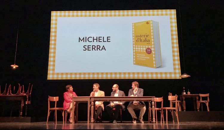 Michele Serra, ospite della presentazione, ha letto dal palco l'introduzione alla prima edizione di "Osterie d'Italia" scritta da Gianni Brera

